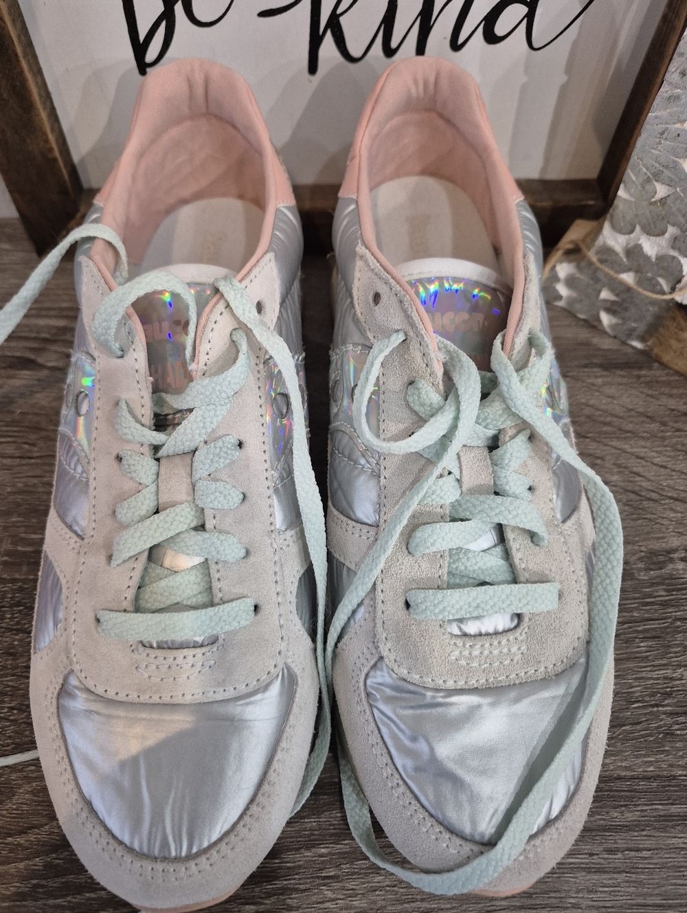 Saucony Women's Grey with Pastel Iridescent & Peach Accent Sneaker Size 8.5 - Picture 6 of 9